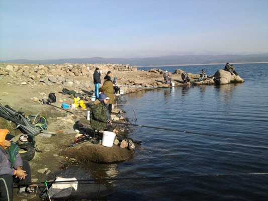 Куп рибари са окупирали бреговете край "Щъркелово гнездо" / Снимки: Авторът