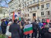 Протест пред общината срещу махането на Паметника на Съветската армия (Снимки)