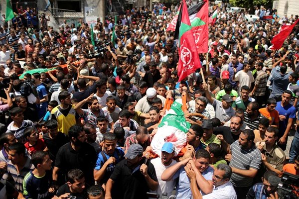Хиляди палестинци погребаха съпругата и детето на военния лидер на “Хамас”.