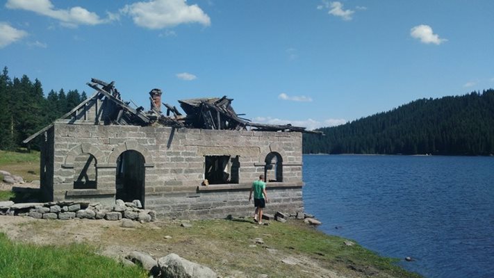 Ловната хижа е потопена в язовира