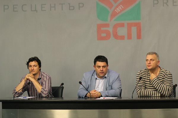 Крум Зарков, Атанас Зафиров и Петър Курумбашев представиха официалните резултати от сбирката на червените.