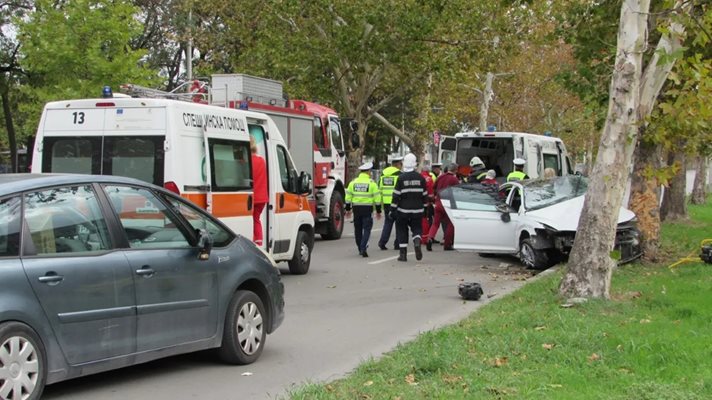 Мъж и жена са в болница след катастрофа в Русе, рязали колата, за да ги извадят  Снимка: Русе медиа