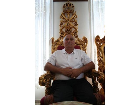 Лидерът на ромите Цар Киро, седнал в златния си трон в имението си в пловдивското с. Катуница.
СНИМКА: СЛАВИ АНГЕЛОВ