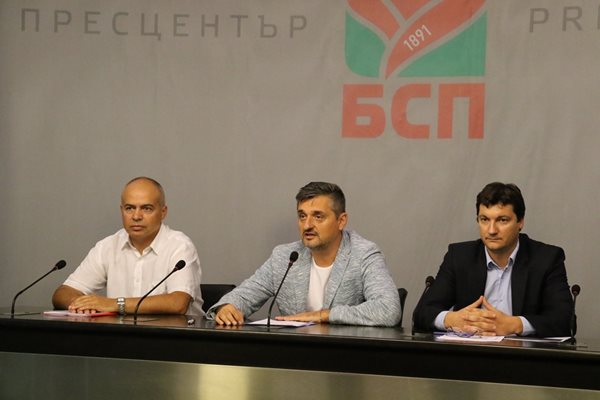 Свиленски, Добрев и Зарков по време на днешната пресконференция в централата на "Позитано". Снимка БСП