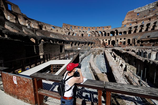 Колизеят в Рим отвори врати след 84-дневно затваряне.