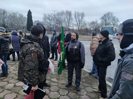 Антиваксъри от Пловдив се събират за протеста в столицата.