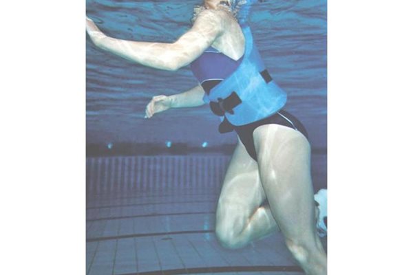 Бягането под вода е полезно и същевременно много забавно. Може да се практикува във всеки басейн.
СНИМКИ: АРХИВ
