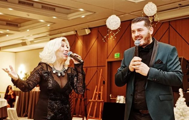 Силвия Кацарова и Лео Кадели пеят на благотворително събитие.