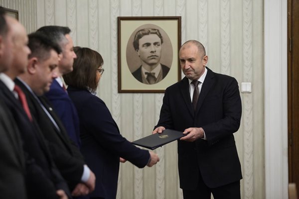 Корнелия Нинова връща мандата на президента Румен Радев 
СНИМКИ: Юлиян Савчев