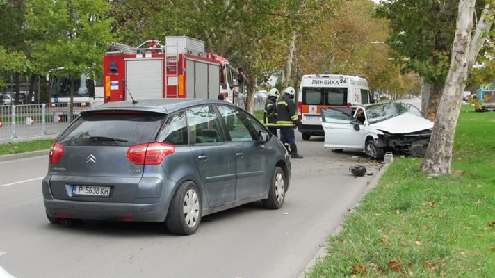 Мъж и жена са в болница след катастрофа в Русе, рязали колата, за да ги извадят  Снимка: Русе медиа