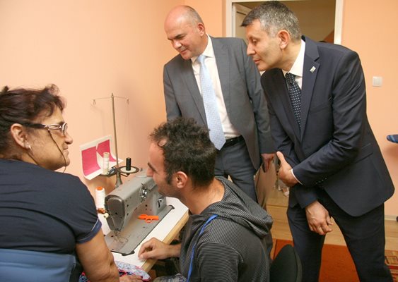 Мъж с увреждания демонстрира пред министъра уменията си да шие на машина