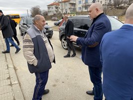 Главният прокурор  Гешев разговаря с кмета на с. Церово Лефтер Едипов.

