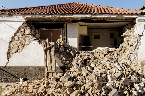 Къща в гръцкото село Дамаси е срината от труса.