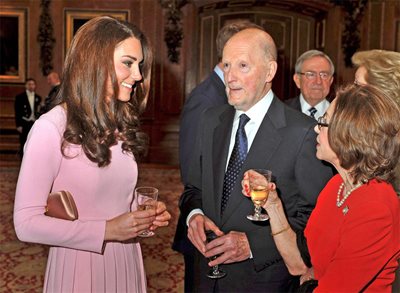 Симеон, съпругата му Маргарита Гомес-Асебо (вдясно) и херцогинята на Кеймбридж разговарят в замъка “Уиндзор” на диамантения юбилей на кралица Елизабет II през април. СНИМКА: РОЙТЕРС