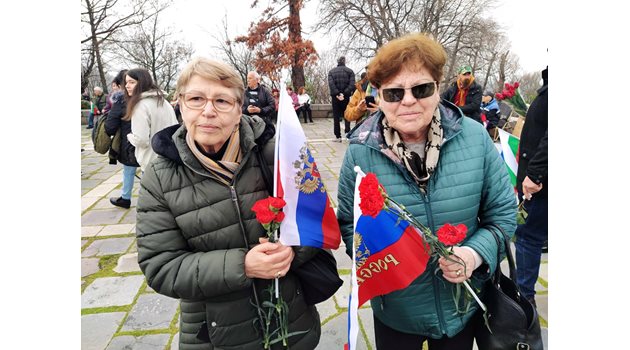 Пловдивчанки веят руски знамена на Бунарджика.