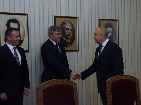 Президентът Румен Радев се здрависва с лидера на ДПС Мустафа Карадайъ