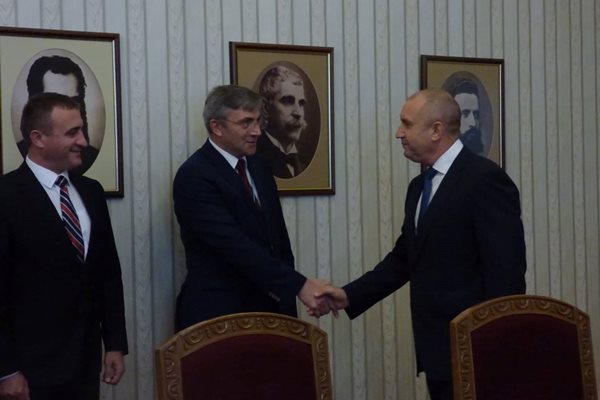 Президентът Румен Радев се здрависва с лидера на ДПС Мустафа Карадайъ
