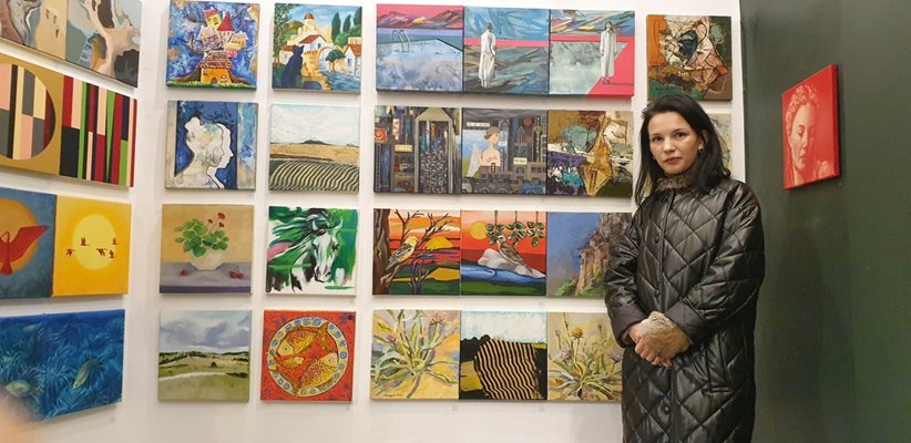 Вълчанова сред картините си
Снимка: авторката
