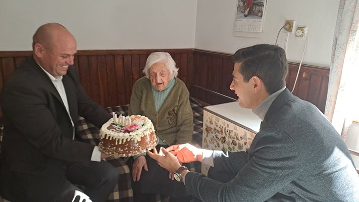 Кметът на община Банско Стойчо Баненски и кметът на гр. Добринище Иван Сакарев посетиха най-възрастната жителка на гр. Добринище Йорданка Бачева, която днес празнува стотния си рожден ден.