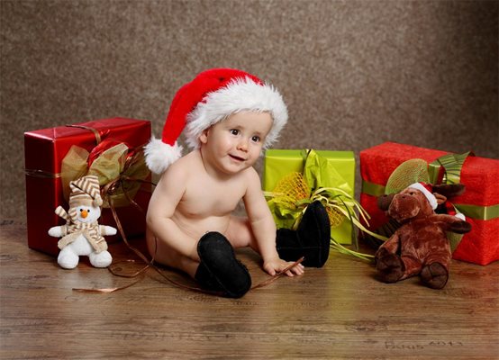 “Първа Коледа за милия ми внук Кирчо Миладинов от Благоевград. Той е на 10 месеца и половина и с интерес посрещна всичко около празника.” Това написа към снимката на внука си Юлия Ангелова.
