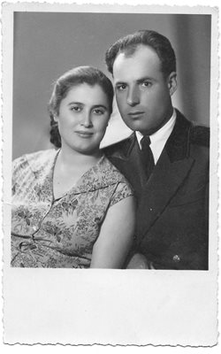 Анастасия и Димитрис - родителите на Илиас Йоаннакис, като млади в Пловдив
