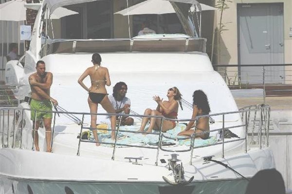 Състезанието в Абу Даби може да се гледа пряко и от луксозните яхти, както е и в най-престижния старт в Монако. 
СНИМКИ: ЛЮБОМИР АСЕНОВ, CLUBS1