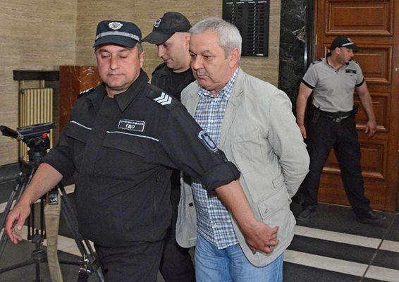 Полицаи водят с белезници в съда бившия депутат Митхат Табаков.