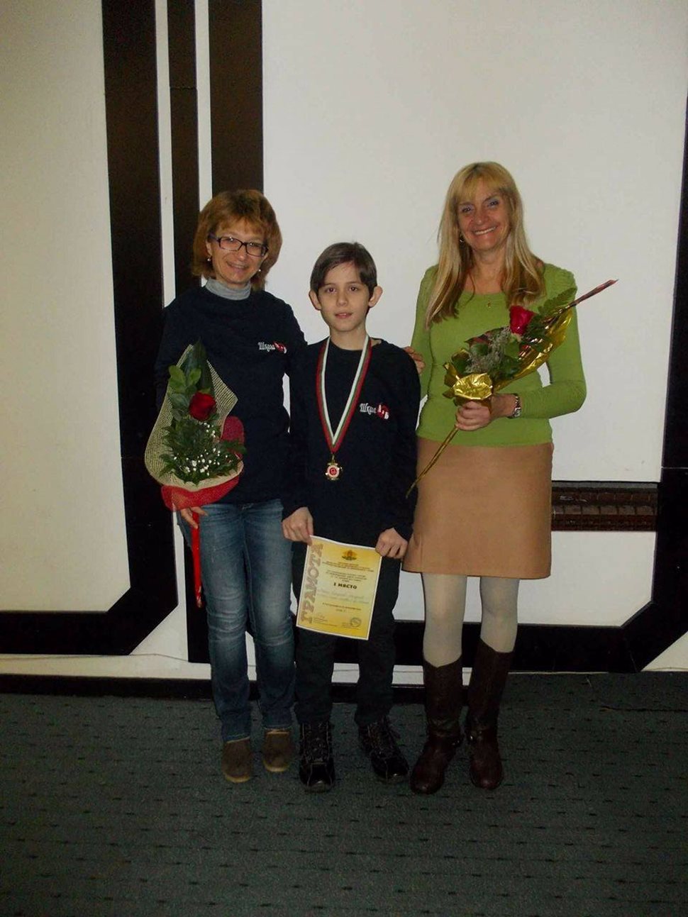 Марин Йорданов с учителките си по информатика Валентина Дянкова (вляво) и Бисерка Йовчева