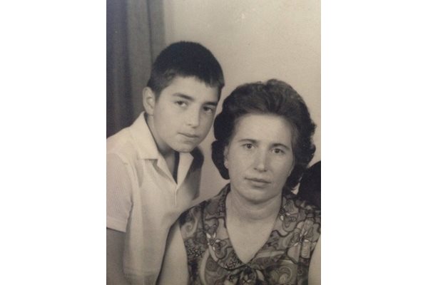Бойко Борисов като малък с майка си Венета