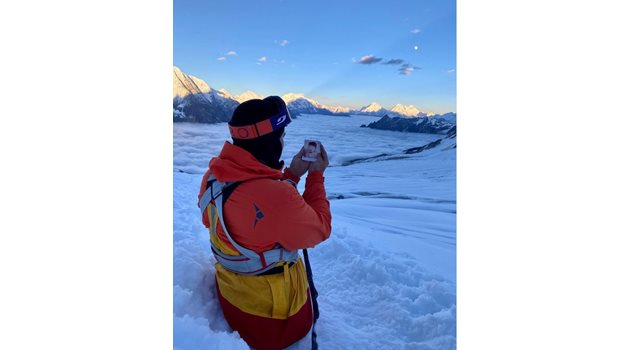 Рустам Набиев посвети експедицият на майка си, на която имаше снимки със себе си в Хималаите