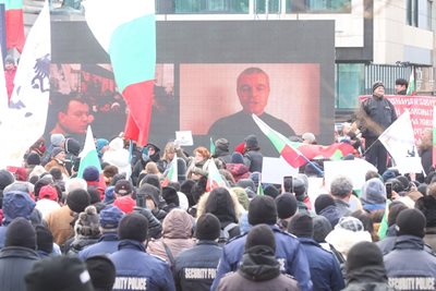На протеста е цялата парламентарна група на "Възраждане" с изключение на Костадин Костадинов, който се включи пред протестиращите с видеоразговор от голям екран пред паметника на цар Освободител.