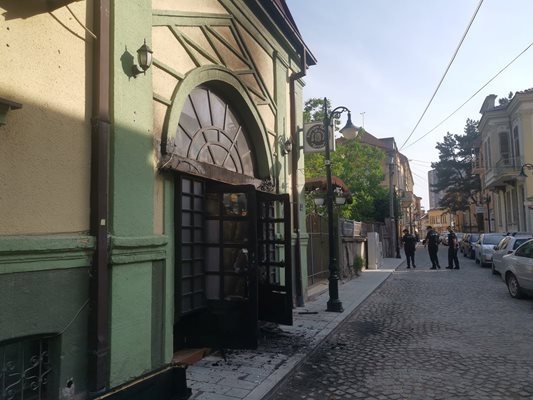 Изгорелият вход на клуб “Иван Михайлов” в Битоля