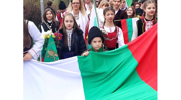 Деца и млади хора с огромно българско знаме
