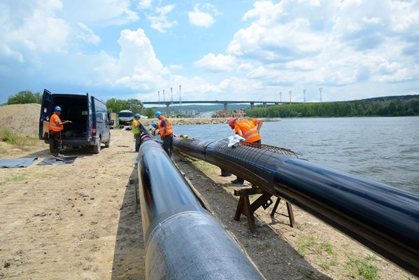 След ремонт тръбопроводът за отпадни води във Варненското езеро е възстановен. СНИМКА: АРХИВ