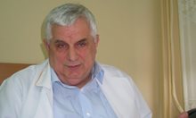 Доц. Борислав Нинов, който спаси сърце на 14-годишно момче, срязано от циркуляр, отказва да е професор. Оперира и нощем