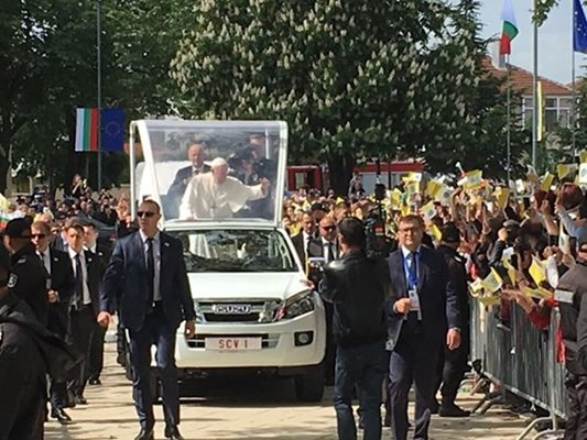 Още с появата си папа Франциск хвърли в религиозен екстаз хиляди на площада в Раковски. Снимки: 24 часа