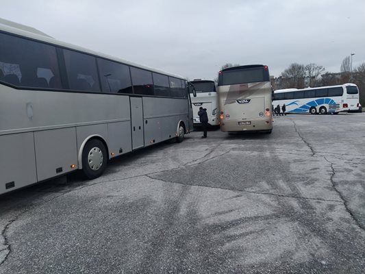 Шест автобуса са наети да откарат антиваксърите от Пловдив на протеста в столицата.