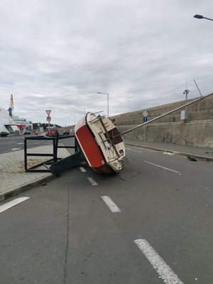 Вятърът захвърли лодка на Морската гара в Бургас.
СНИМКА: Димчо Райков