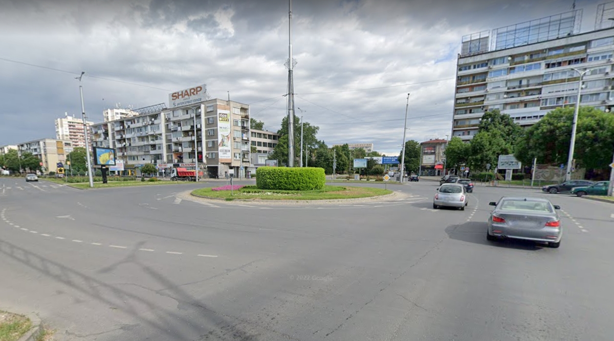 Рейс и кола се блъснаха в Пловдив, пътничка пострада