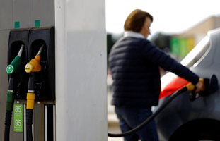 25 ст. отстъпка за горивата до края на 2022 г. въпреки заплахата от Брюксел за съд (Обзор)