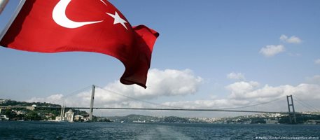 Престъпници, откраднали милиони, се укриват в Турция, а парите минават и през България