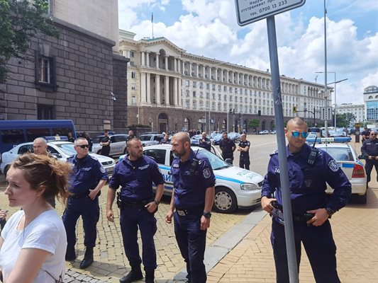 Засилено полицейско присъствие имаше през целия ден в София вчера. 30-ина души пък се събраха пред Министерския съвет, преди Зеленски да пристигне. Част от тях подкрепиха украинския президент и скандираха името му, когато той влизаше в правителствената сграда. Други обаче донесоха руско знаме и настояха да знаят защо е тук.