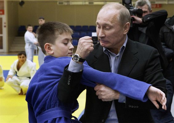 Путин показва хватка от джудото на млад състезател в Кемерово.