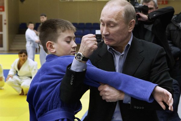 Путин показва хватка от джудото на млад състезател в Кемерово.