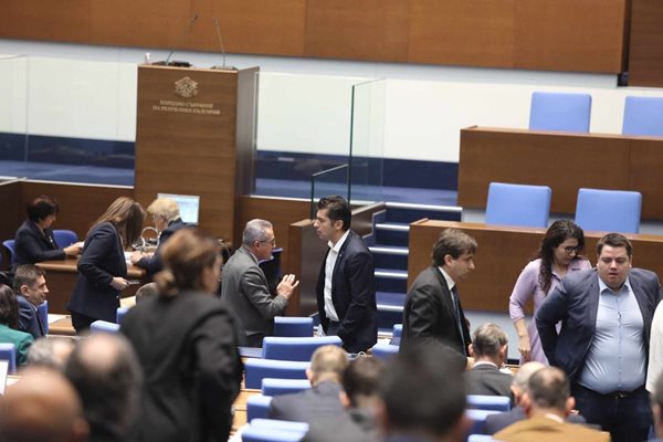 Кирил Петков спори с Йордан Цонев в парламента