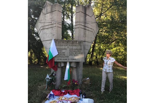 Здравка Чимева пред паметника на загиналите гвардейци край днешното македонско с. Звегор, който бе на ГКПП Ст. Лисичково. СНИМКА: Личен архив