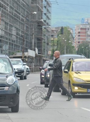 Емо Чолаков пресича неправилно