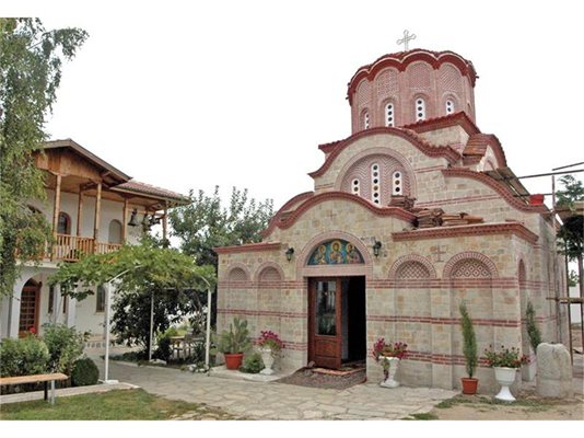 Османците разрушили някогашния Лозенски манастир, сега на мястото му се издига църквата "Св. ап. Петър и Павел"