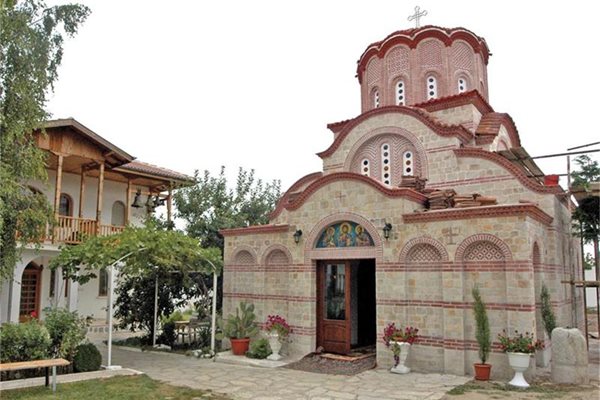 Османците разрушили някогашния Лозенски манастир, сега на мястото му се издига църквата "Св. ап. Петър и Павел"