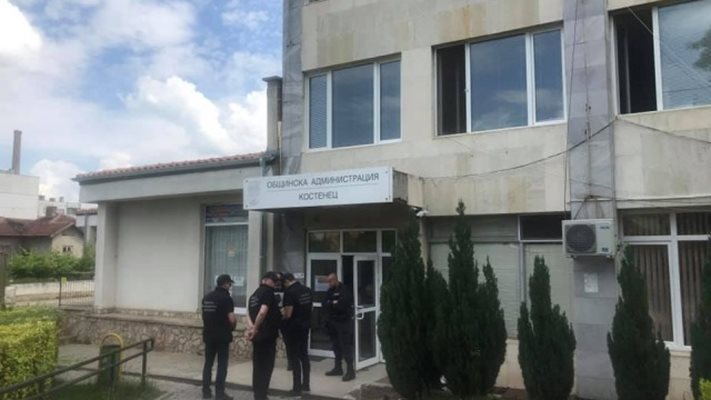 След ареста на кмета Радев спецпрокурори обискираха къщата му и община Костенец
